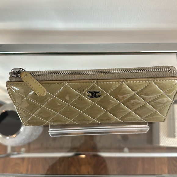 BLACK FRIDAY GIVEAWAY! Chanel Patent Leather Quilted Champagne Wallet - Picture 3 of 16
